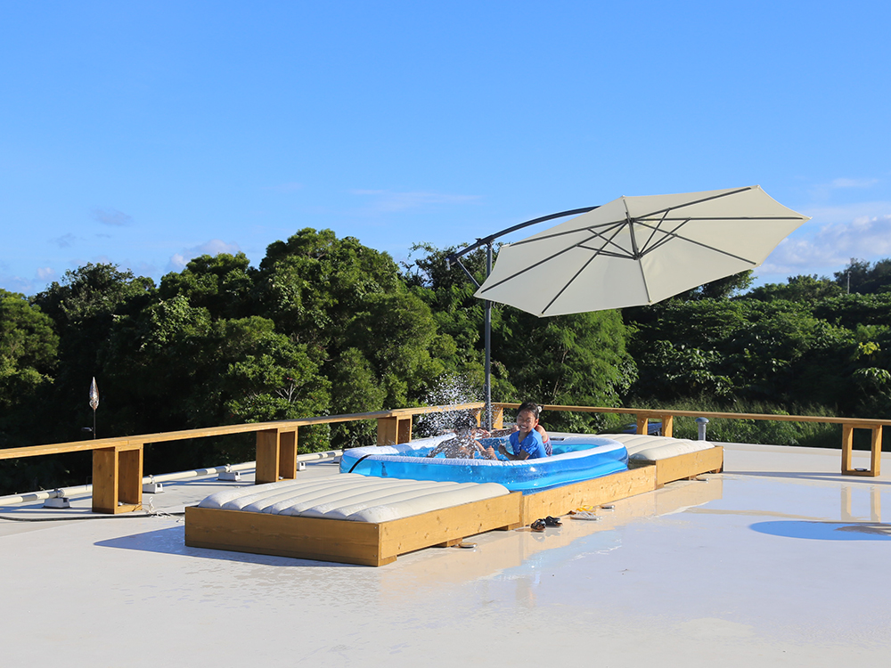 瀬底島ゲストハウスの屋上プール